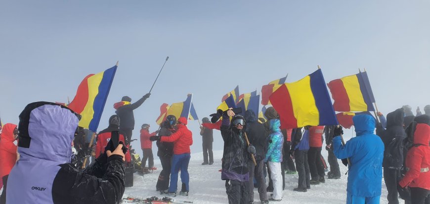 Hora Unirii, la 1.868 de metri altitudine, pe Vârful Straja