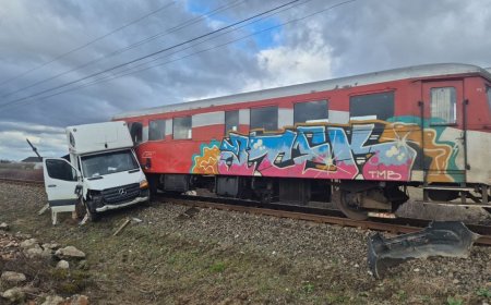 AUTOCAMIONETĂ LOVITĂ DE UN AUTOMOTOR