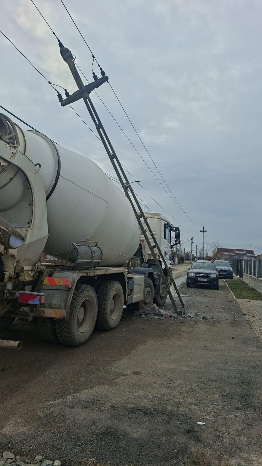 Remetea Mare rămâne fără curent din cauza unui stâlp avariat