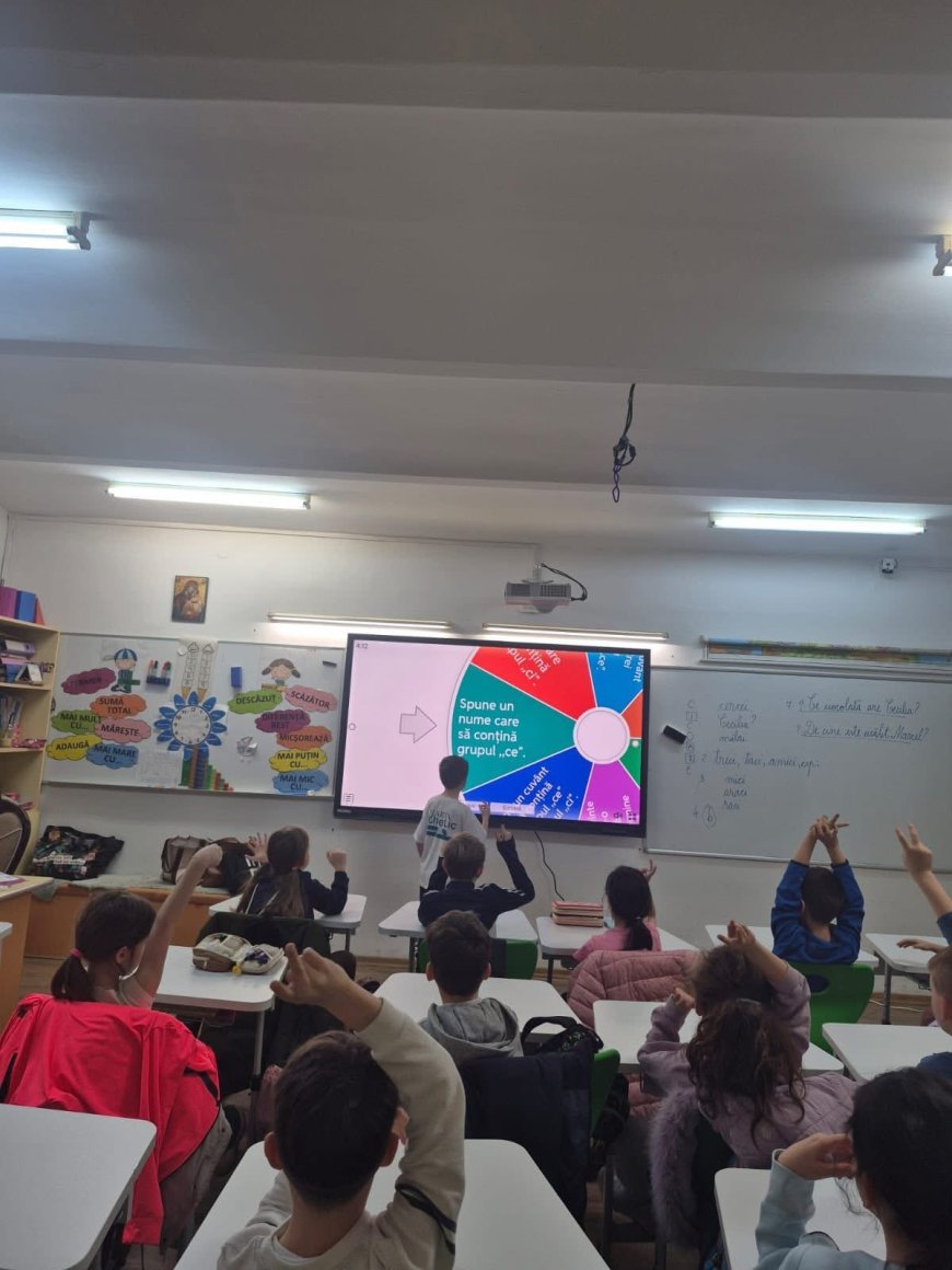 DISPLAY-URI INTERACTIVE NOI, ÎN SĂLILE DE CLASĂ DE LA „CARMEN SYLVA”
