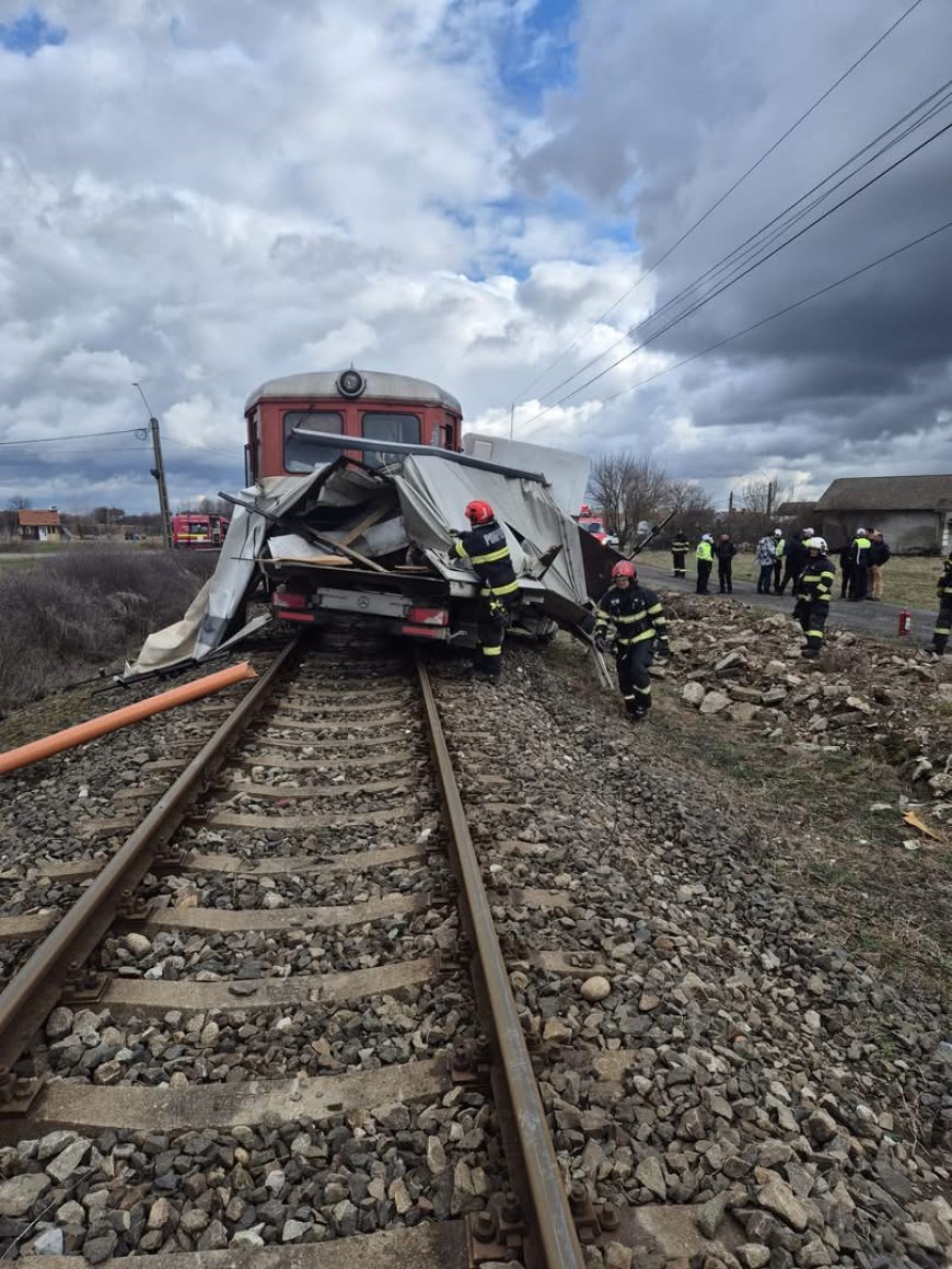 AUTOUTILITARĂ LOVITĂ DE TREN ÎNTRE SACOȘU MIC ȘI SEMENIC. CFR REIA APELUL LA PRUDENȚĂ
