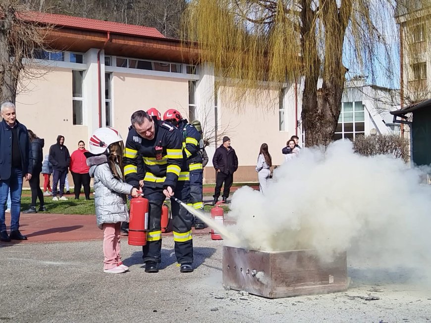 Pompierii hunedoreni continuă Săptămâna Protecției Civile