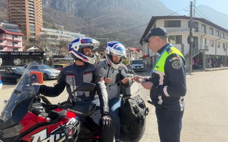 Polițiștii cărășeni au împărțit mărțișoare