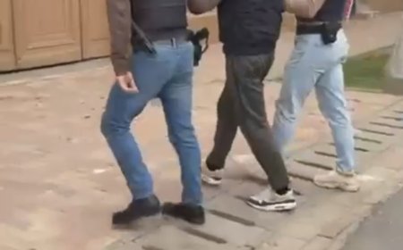 O femeie s-a trezit cu doi hoți în casă. Bărbații i-au furat banii și bijuteriile