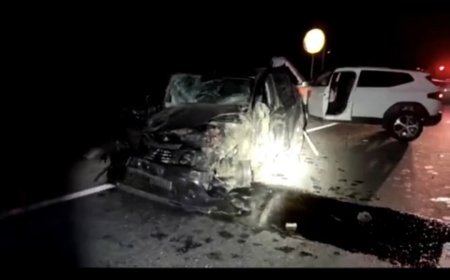 Un șofer a intrat în plin într-un autocamion și o mașină
