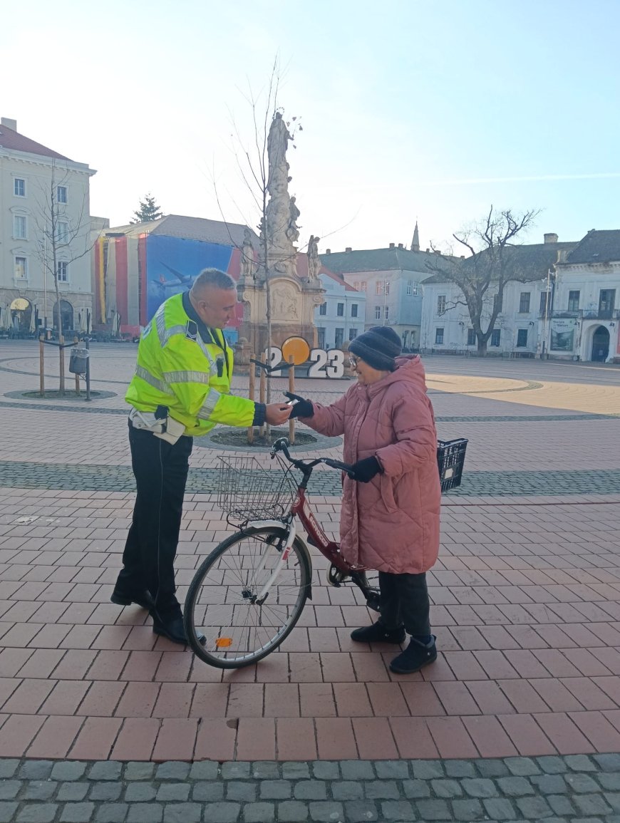 Polițiștii locali au oferit mărțișoare doamnelor