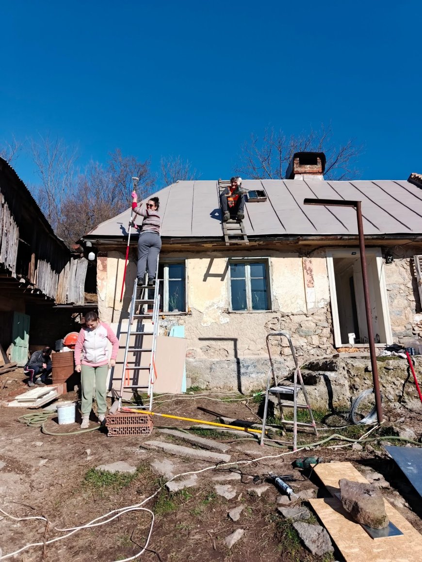 Voluntarii aduc primăvara în casa lui Adrian și Lucica din Ciclova