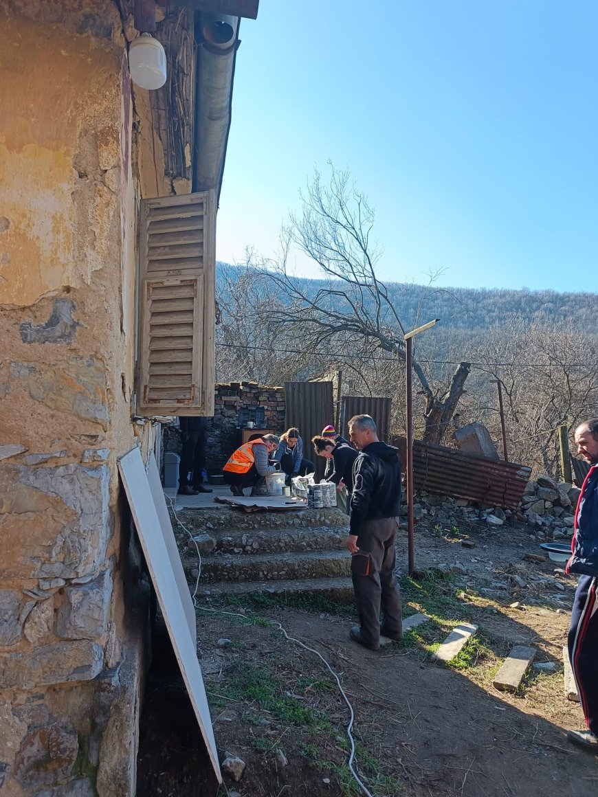 Voluntarii aduc primăvara în casa lui Adrian și Lucica din Ciclova
