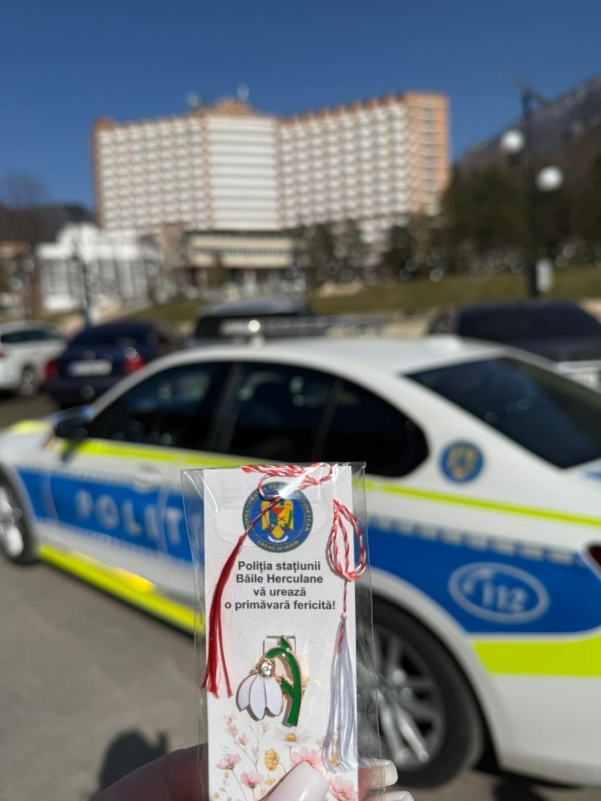 Polițiștii cărășeni au împărțit mărțișoare