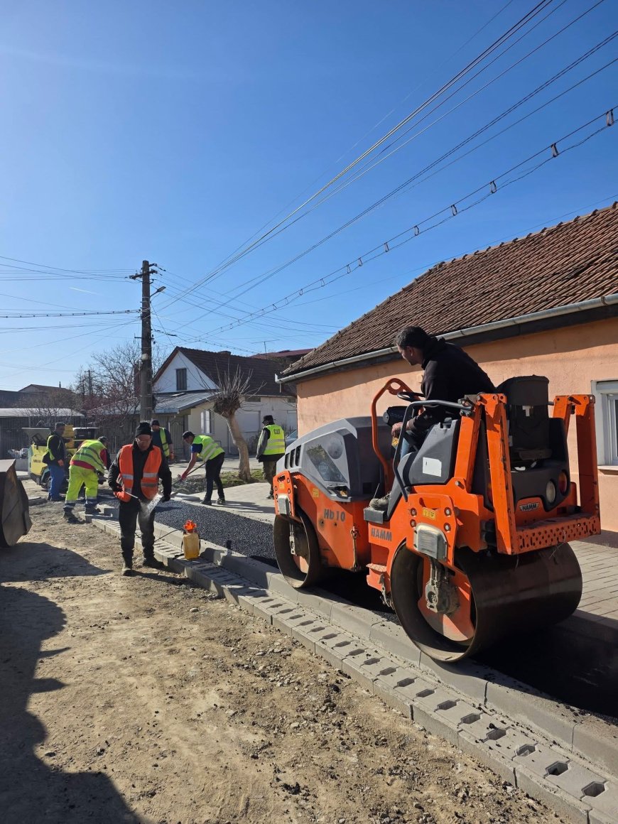 Începe asfaltarea pistei de biciclete pe mai multe străzi din Caransebeș