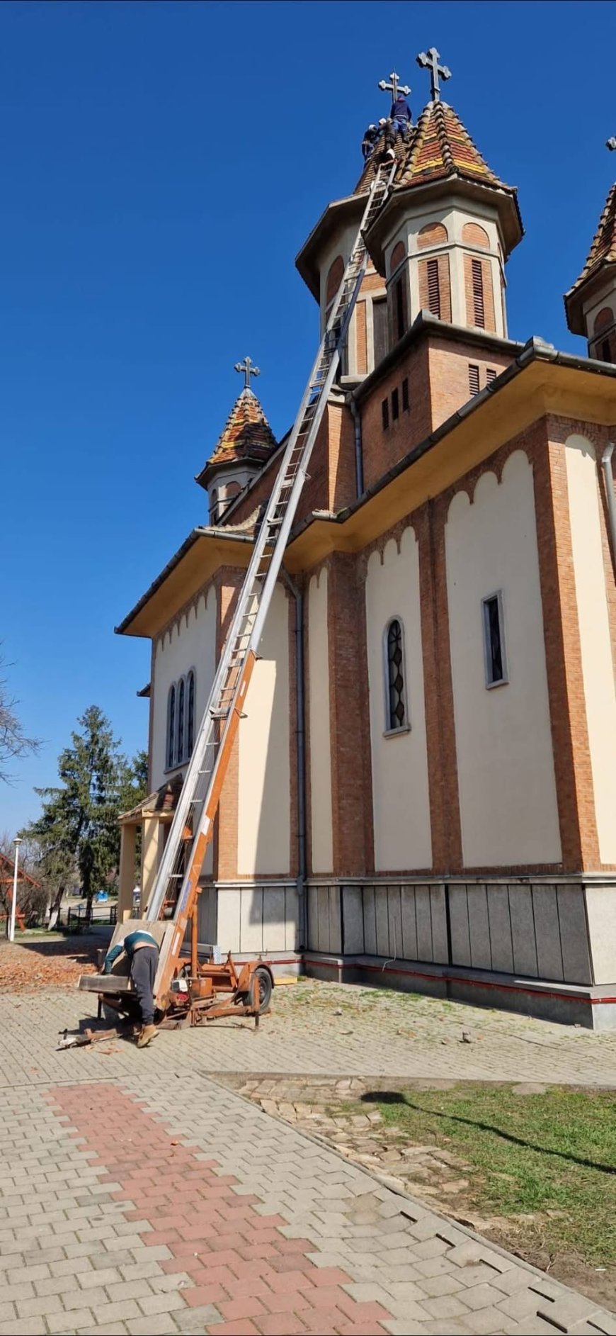 Au început lucrările la acoperișul Bisericii Ortodoxe din Lovrin