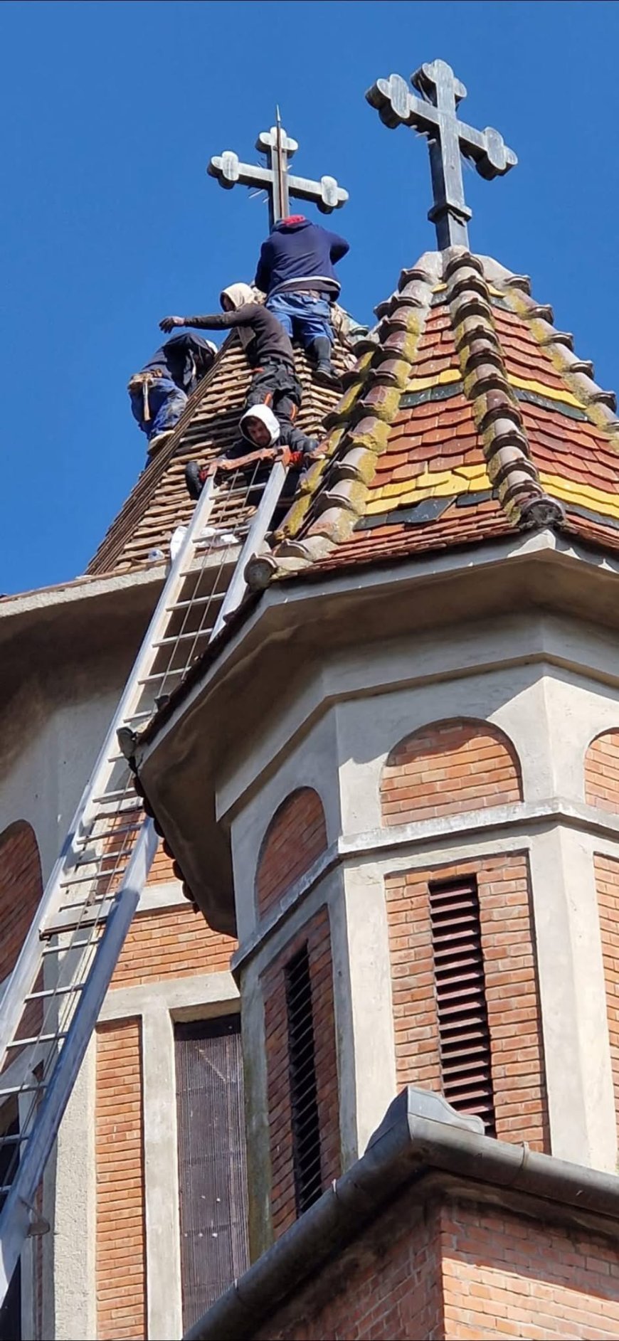 Au început lucrările la acoperișul Bisericii Ortodoxe din Lovrin