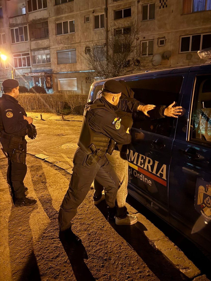 Substanță suspectă psihoactivă găsită asupra unor tineri în Reșița