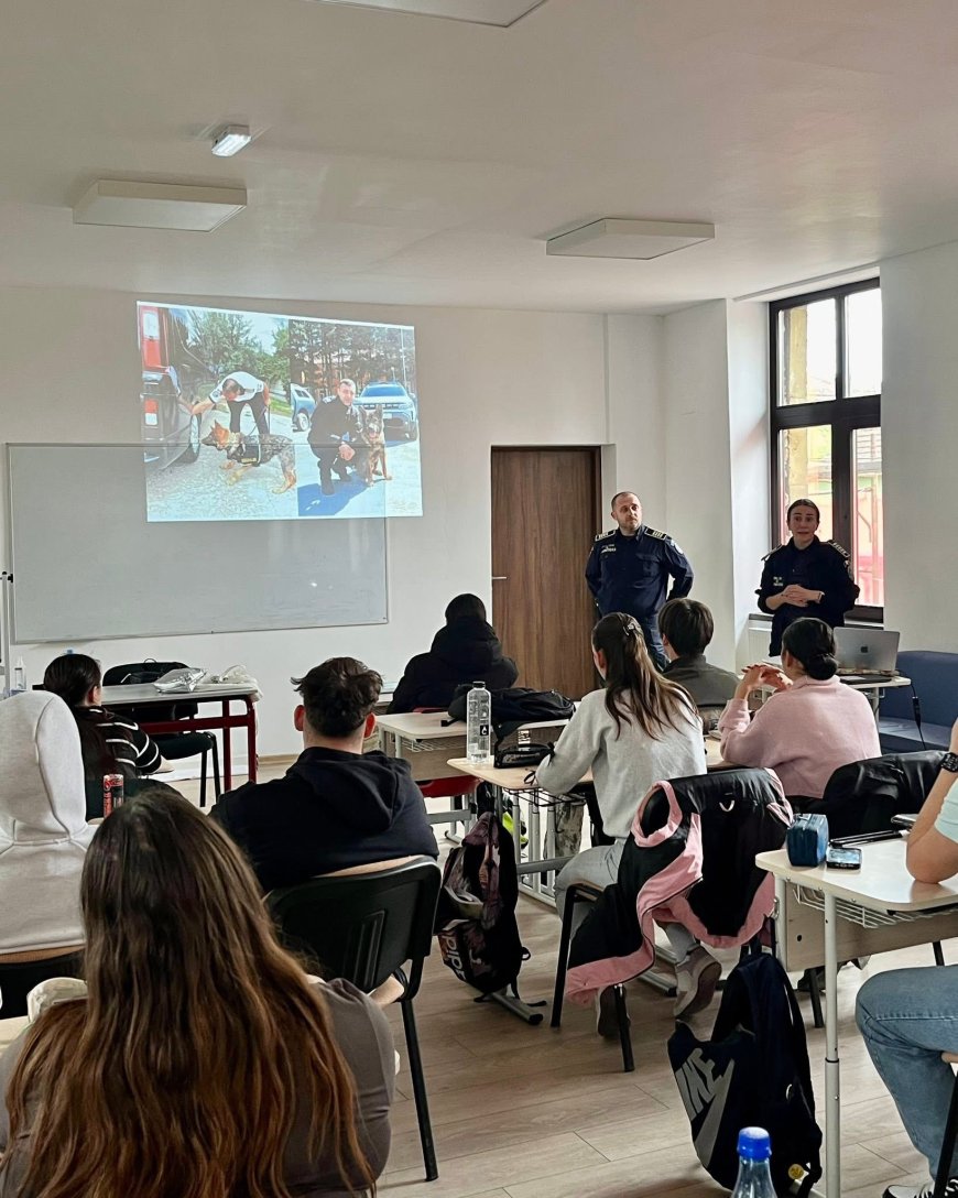 Polițiștii de frontieră au prezentat oferta educațională elevilor din Deta
