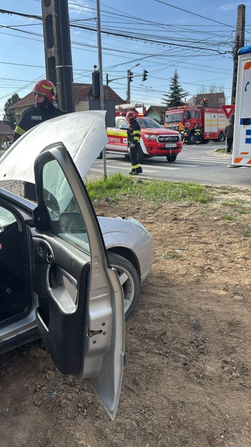 Accident rutier în Dumbrăvița: Un șofer a rămas încarcerat în urma impactului