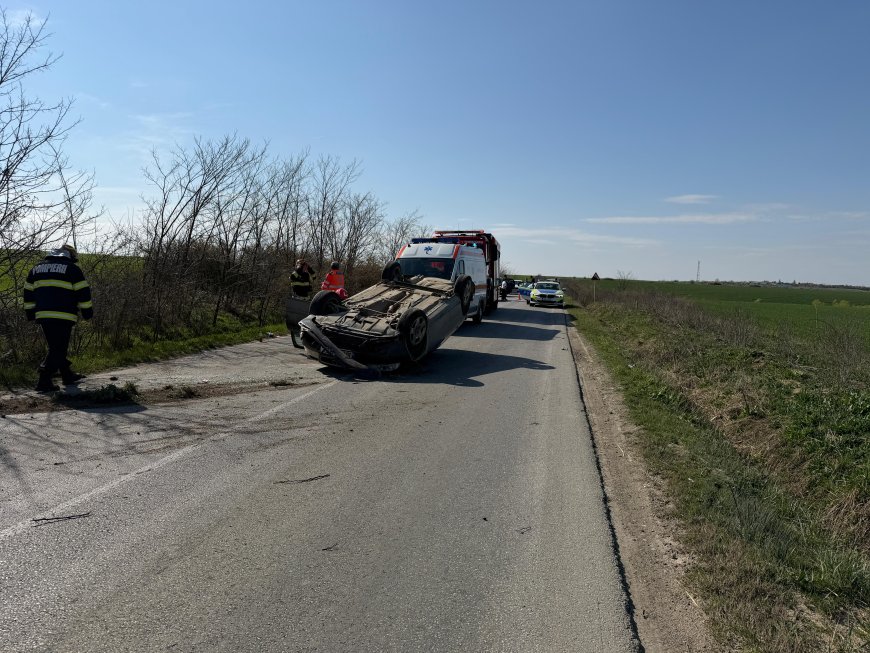 Mașină răsturnată pe DJ 691, un pasager a ajuns la spital