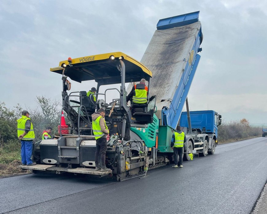 Încep lucrările de asfaltare pe DN 57, între Moldova Nouă și Radimna