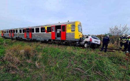Mașină lovită de tren! Șoferul, în stare gravă