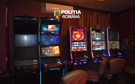 Aparate de jocuri de noroc și o sumă mare de bani, ridicate de polițiști