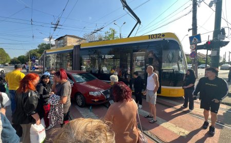 Bărbat rănit după ce a intrat cu mașina în tramvai