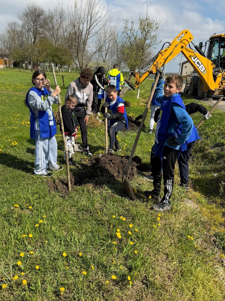 Lecția de ecologie: Elevii din Măureni au înverzit comuna