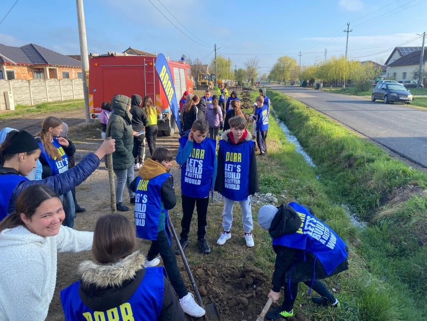 Lecția de ecologie: Elevii din Măureni au înverzit comuna