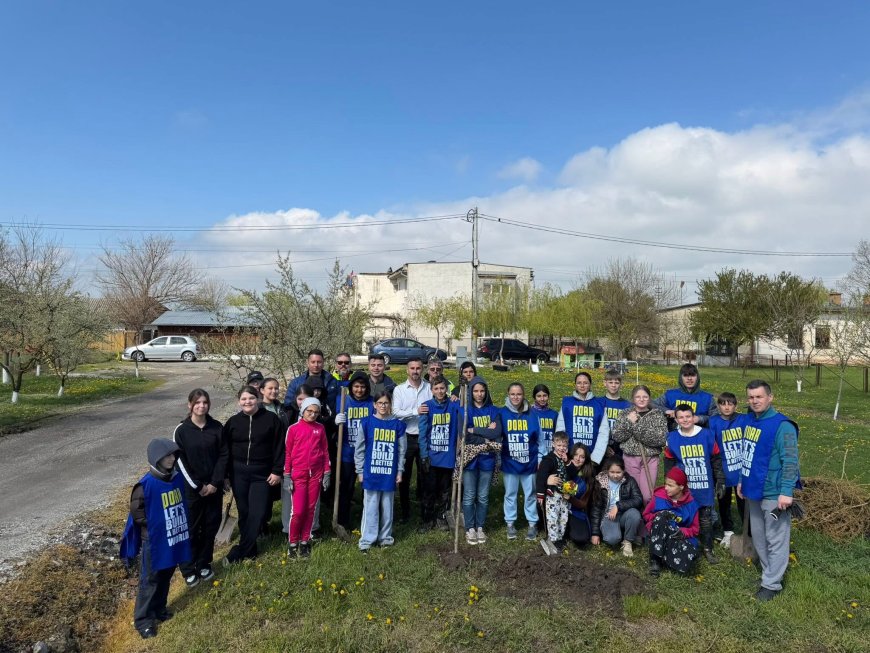 Lecția de ecologie: Elevii din Măureni au înverzit comuna