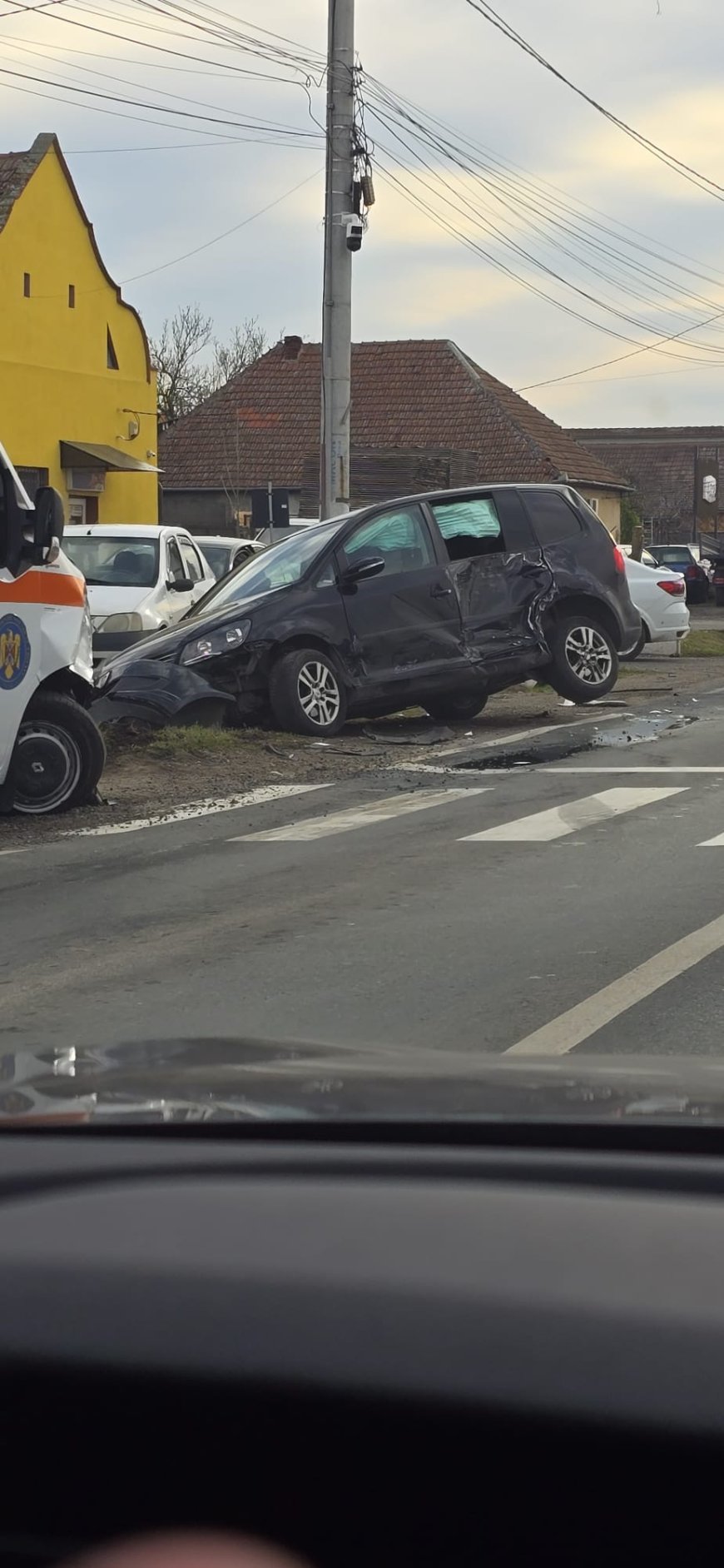 Accident rutier în Săcălaz între o ambulanță și un autoturism