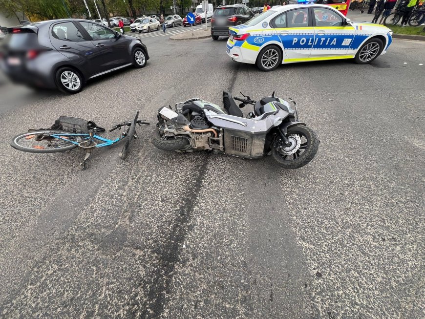 Biciclist lovit de motocicletă în timp ce traversa pe roșu