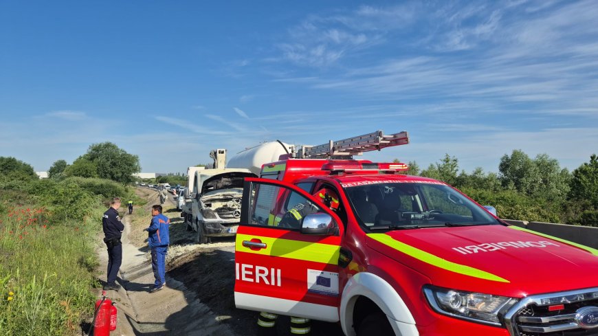 Autoutilitară în flăcări
