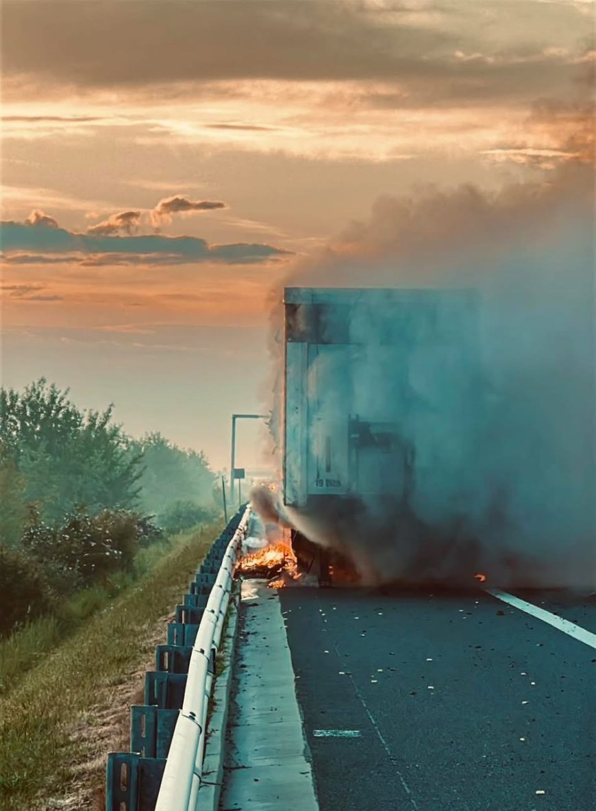 Incendiu la remorca unui autotren pe autostrada A1, în zona Balinț. Trafic restricționat spre Arad