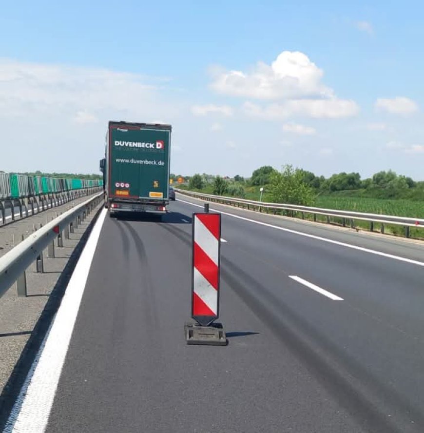 Bandă de autostradă blocată