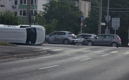 Mașină cu roțile în sus