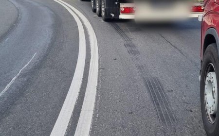 Impact violent între o mașină și un tir