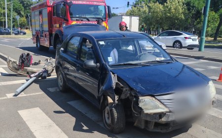 A pierdut controlul volanului, a lovit o bordură și a fost proiectat într-un semafor