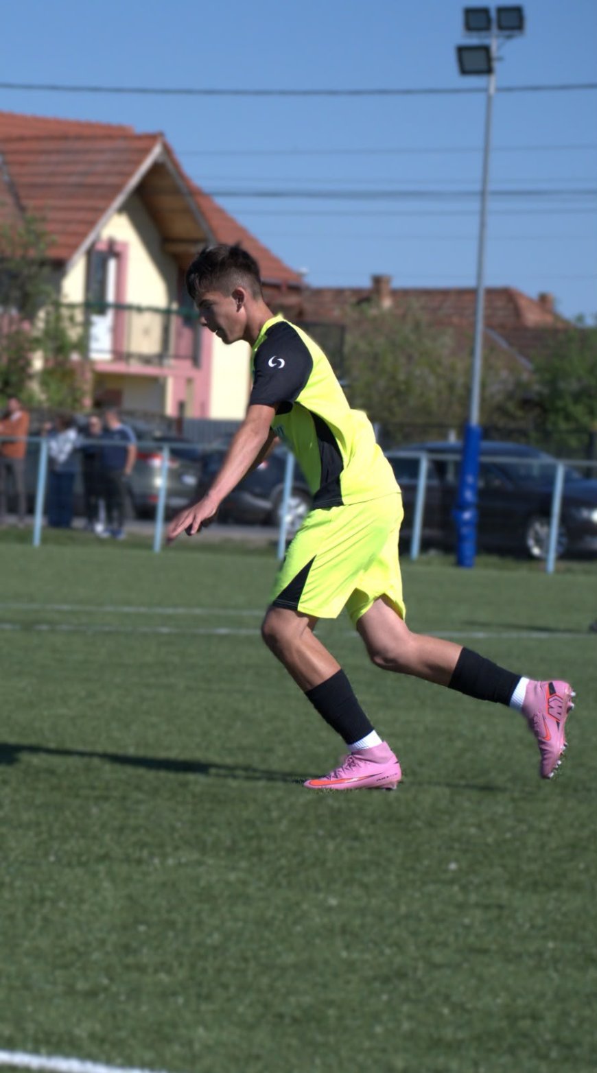 Transfer de viitor pentru Academia Poli Timișoara U15. Mihnea Borboros, fundaș central la ACS Galaxy, îmbracă tricoul alb-violet
