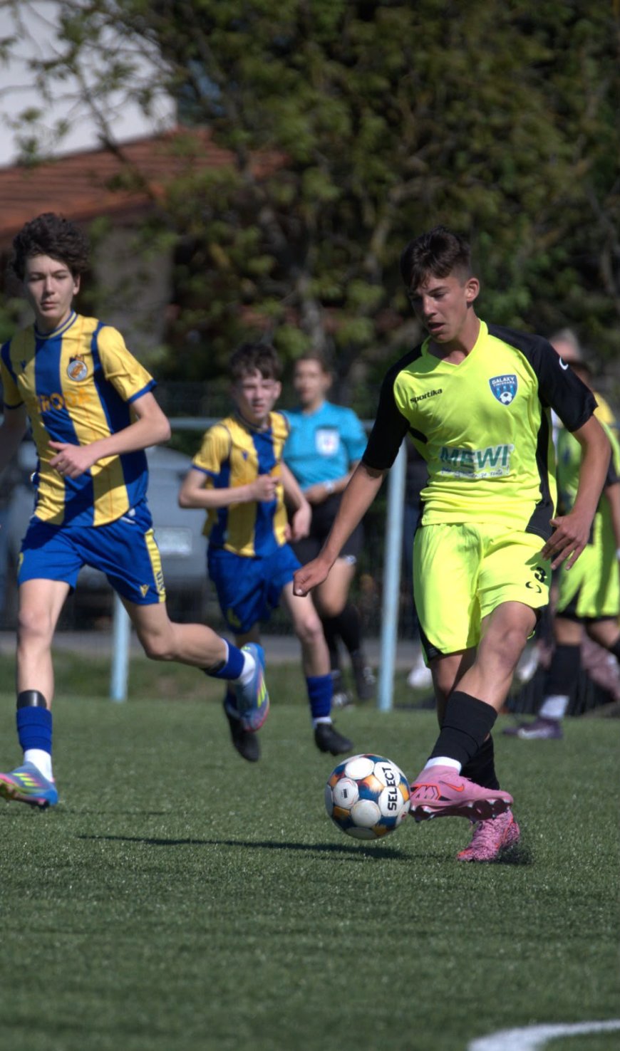 Transfer de viitor pentru Academia Poli Timișoara U15. Mihnea Borboros, fundaș central la ACS Galaxy, îmbracă tricoul alb-violet