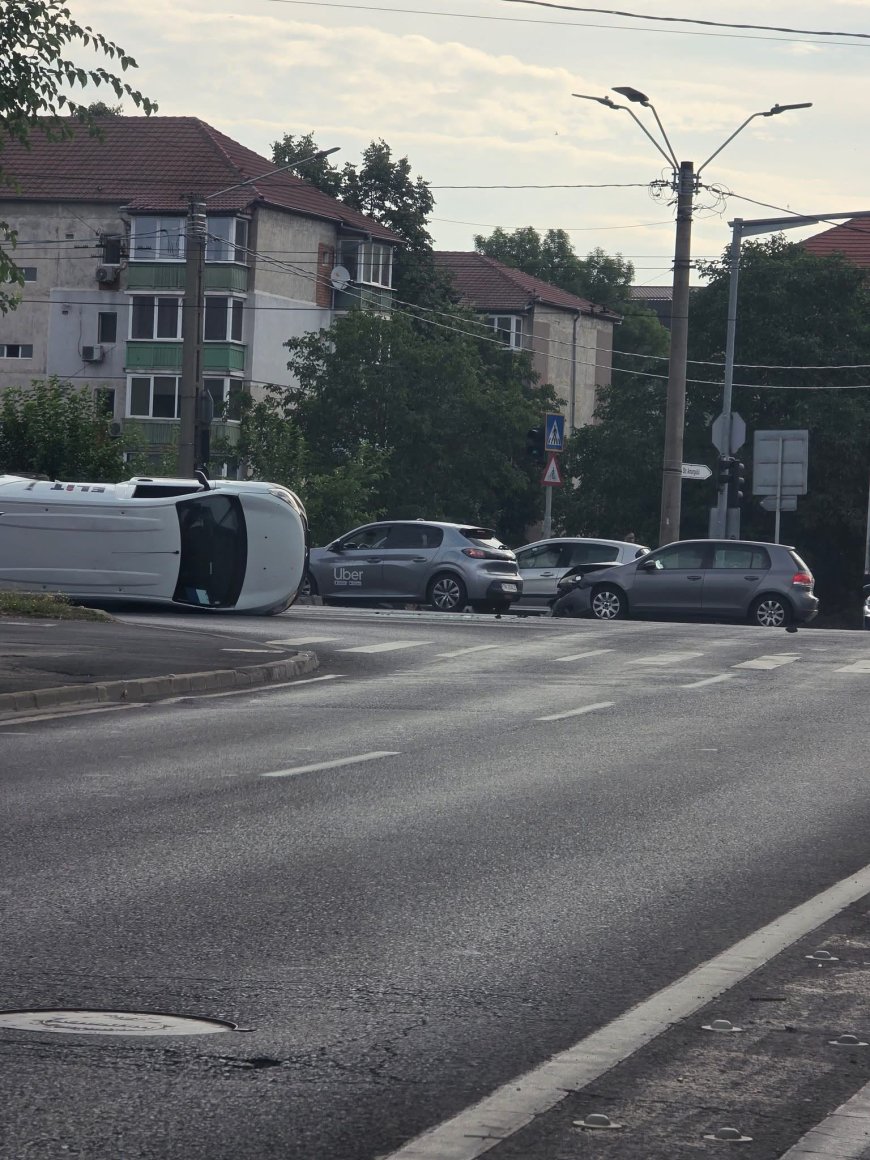 Mașină cu roțile în sus