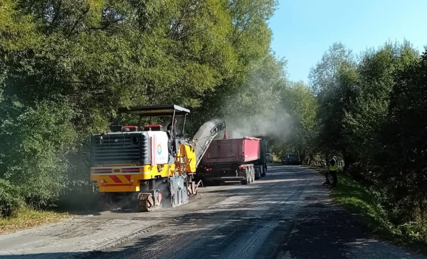Se toarnă covor asfaltic pe un drum din Hunedoara