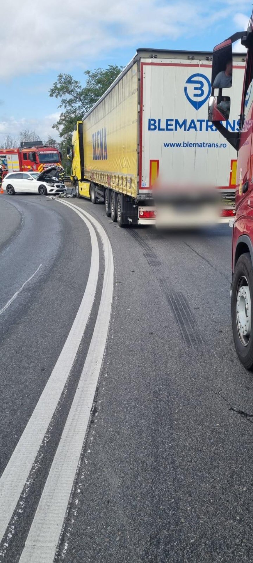 Impact violent între o mașină și un tir