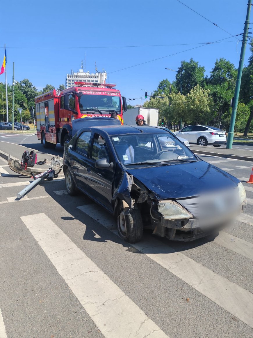 A pierdut controlul volanului, a lovit o bordură și a fost proiectat într-un semafor