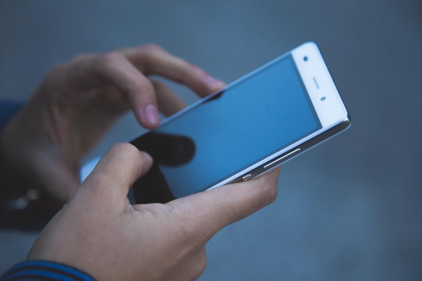 Alertă! Nouă înșelătorie prin SMS în România. Mesaje false despre amenzi rutiere îi trimit pe oameni direct în capcana infractorilor