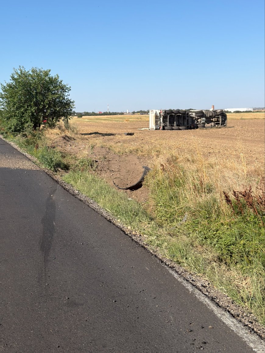 Mașină răsturnată pe marginea drumului