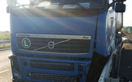 Un camion a intrat în plin în parapetele median
