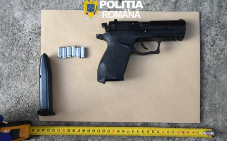 Armă și produse suspecte, descoperite la percheziții în Arad