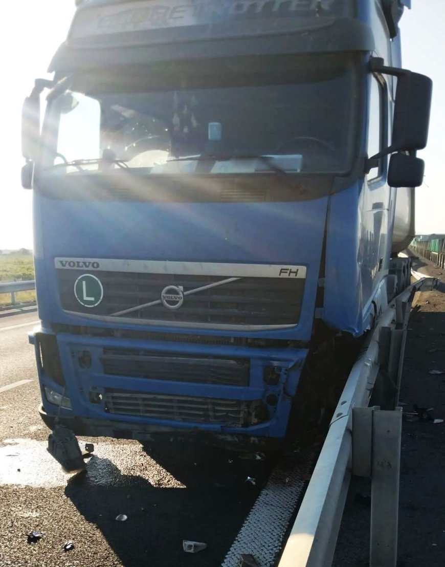 Un camion a intrat în plin în parapetele median