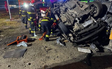 Accident pe Calea Lugojului: șoferul s-a răsturnat cu mașina și s-a oprit într-un buldoexcavator. Nu avea permis