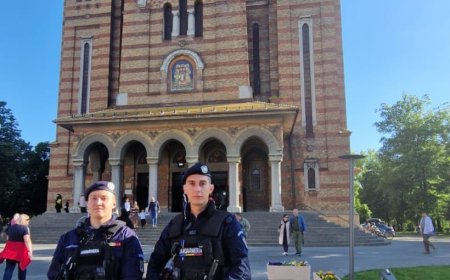 Procesiune la Catedrala Mitropolitană din Timișoara. Jandarmii asigură ordinea