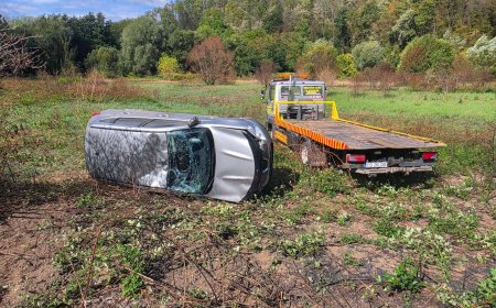 Accident între Reșița și Bocșa. O mașină a ajuns în afara părții carosabile