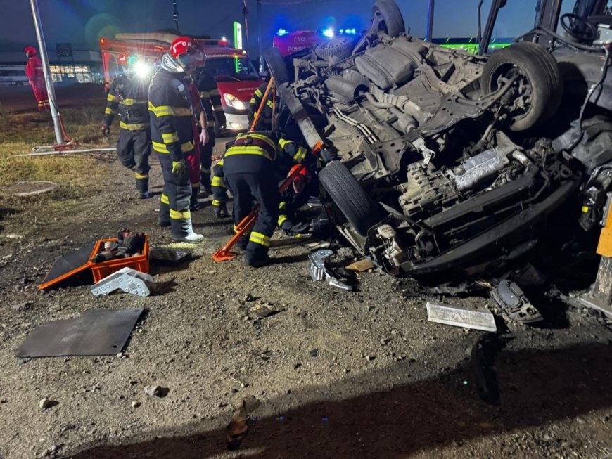 Accident pe Calea Lugojului: șoferul s-a răsturnat cu mașina și s-a oprit într-un buldoexcavator. Nu avea permis